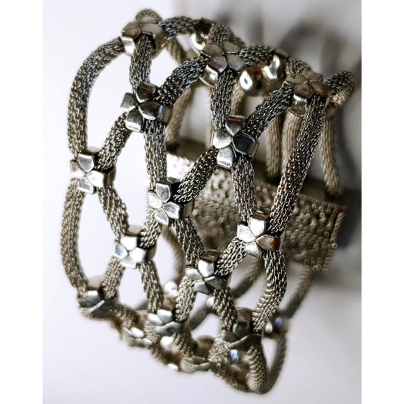 Chunky Bracelet Magnetic Silvertone Mesh Flower Modern 7.5" Flower-Pre Owned - Picture 15 of 16